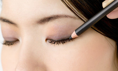 How to apply eyeliner 