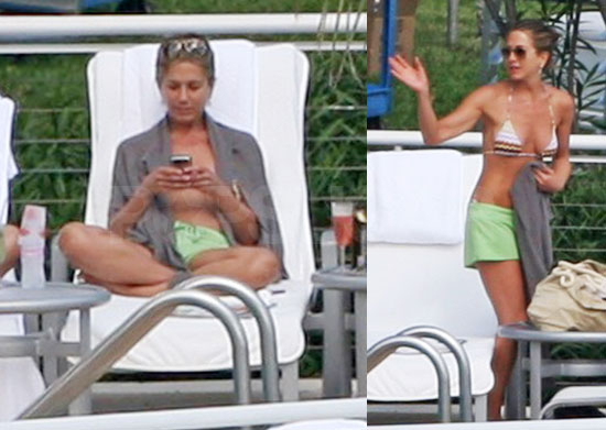 Jennifer Aniston Lives in a Bikini