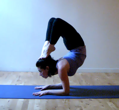 COMP] progress forearm pincha. This is 3 months of everyday at least 10 min  of practice. Not this specific pose but of yoga in general. : r/yoga