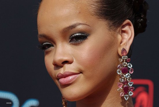 rihanna no makeup. This is without false lashes.