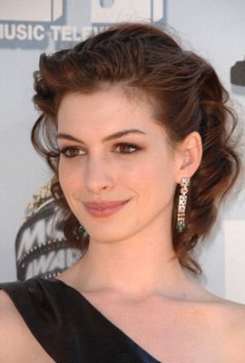 Anne Hathaway Hairstyle on Do You Think That Anne Hathaway Wakes Up In The Morning And Thinks Of