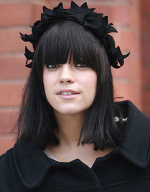 lily allen haircut. Lily paired her headdress with