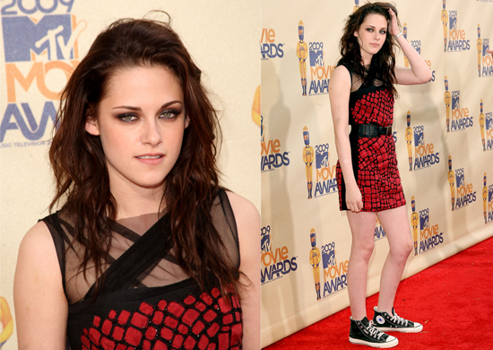 Kristen Stewart went rather casual at tonight's awards. Her hair was tousled 