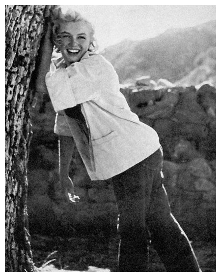 Marilyn being photographed on the beach