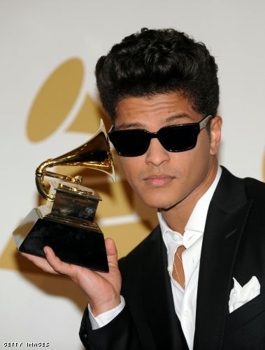 bruno mars hairstyles. Bruno Mars poses with is award